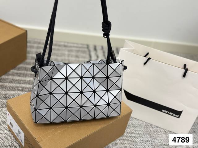 Issey Miyake's crossbody bag is so cute, it is a must-have for all seasons! Esp