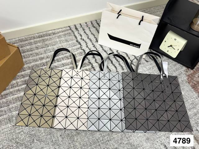 Issey Miyake shopping bags are so cute, they are a must-have for all seasons! E