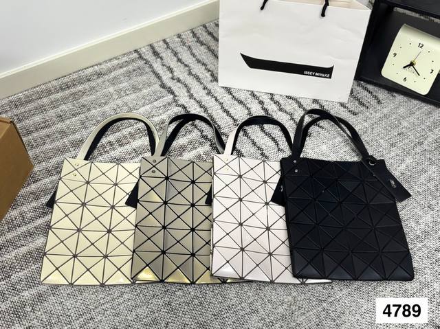 Issey Miyake shopping bags are so cute, they are a must-have for all seasons! E