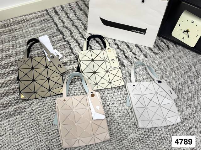 Issey Miyake shopping bags are so cute, they are a must-have for all seasons! E