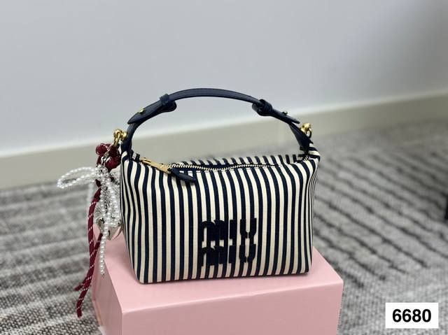 MiumiuMiumiu lunch box bagThe new member of the Miumiu family, the lunch box bag