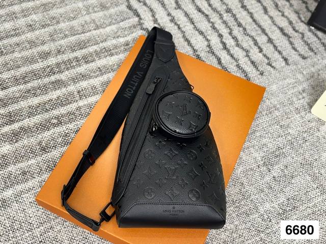 Gift boxLv Louis Vuitton chest bag is a timeless iconic product. This year, Lv's