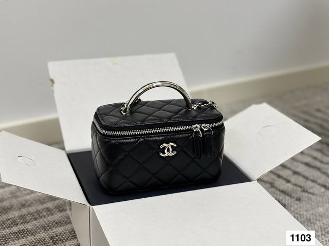 with airplane box folding box Chanel hand-held cosmetic bag I think every girl