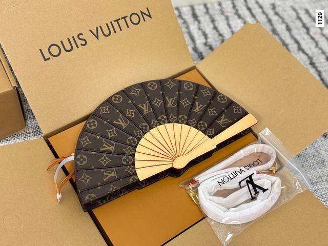with airplane box folding box old flower fan bag Lv Fan handbag is made of Mono