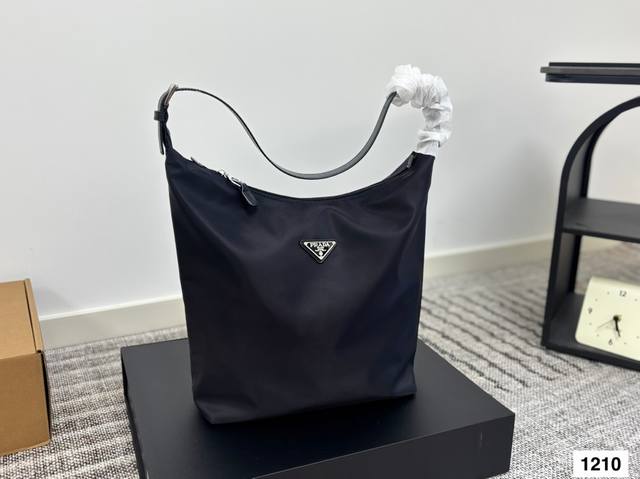 Super lazy and casual Prada second-hand bag There are so many beautiful Prada se