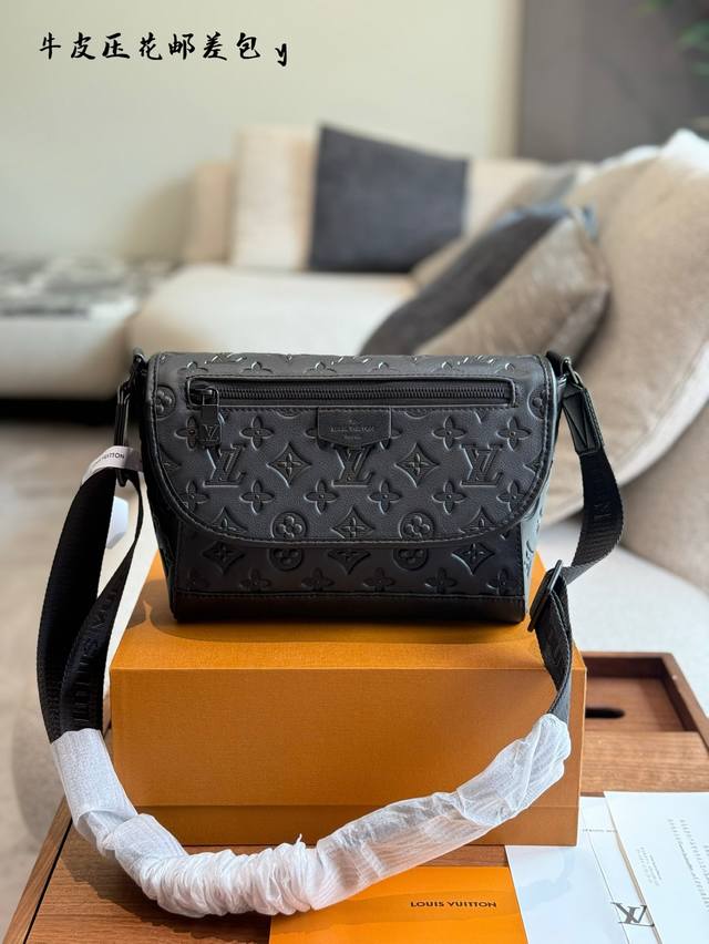 Cowhide [Pulse Messenger] M14874 Black Embossed Monogram Shadow embossed calfsk