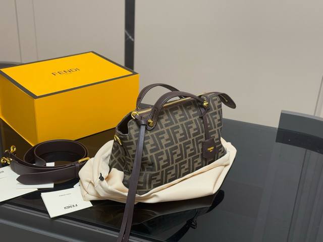 with folding box Size: 28*17Cm Fendi Peekaboo pillow The proud shape is still g
