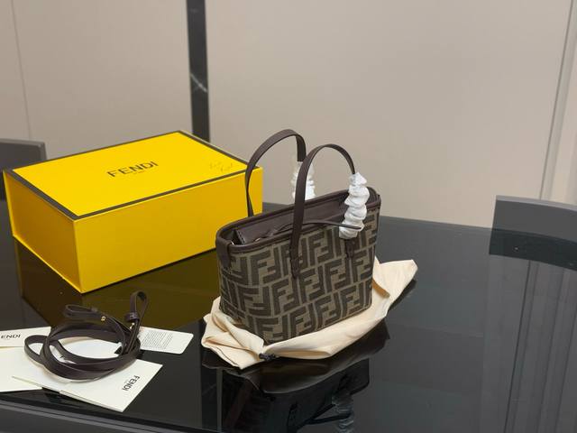 with folding box Fendi Fendi basket Simple and elegant style is lighter Can eas