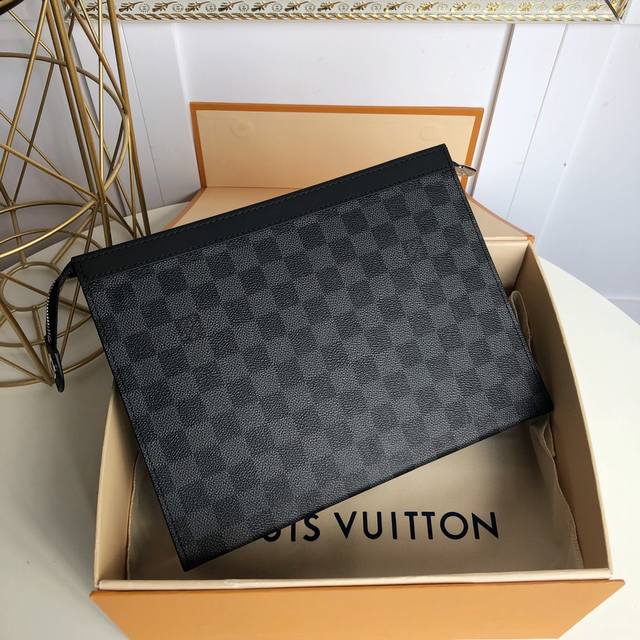 original single M41696 Pochette Voyage handbag is made of the new iconic black