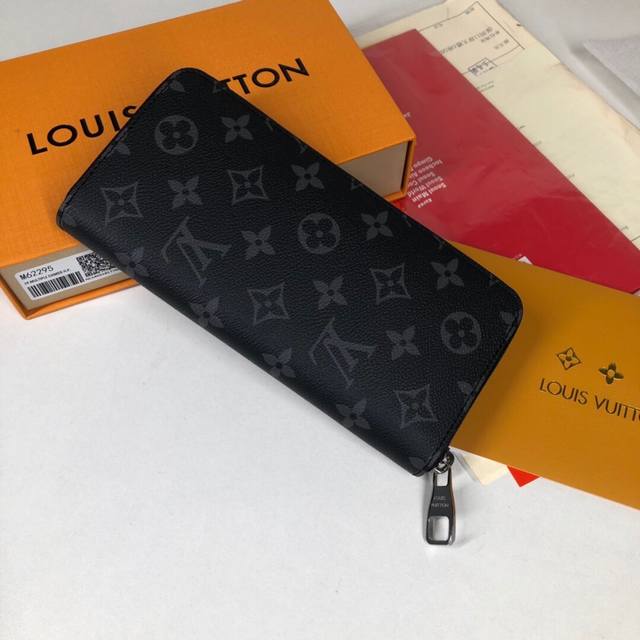 Factory P Price M62295 Top Original This men's vertical zipper wallet is made of