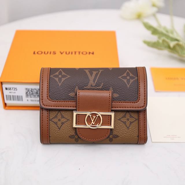 M68725 Trifold Short WalletThe Dauphine short wallet is inspired by the design o