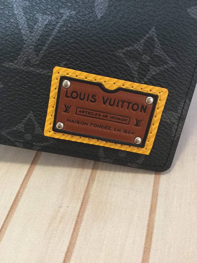 M69253 Short Wallet with Black Flowers DDD: The Multiple Wallet is part of the G