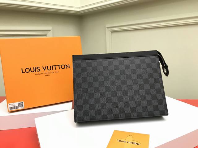 Factory P price top original N41696 black check This small and stylish Pochette