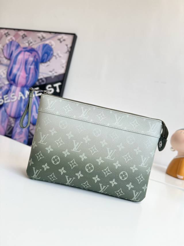 Overseas original M11545 exclusive real shot! This Pochette Voyage Souple clutc