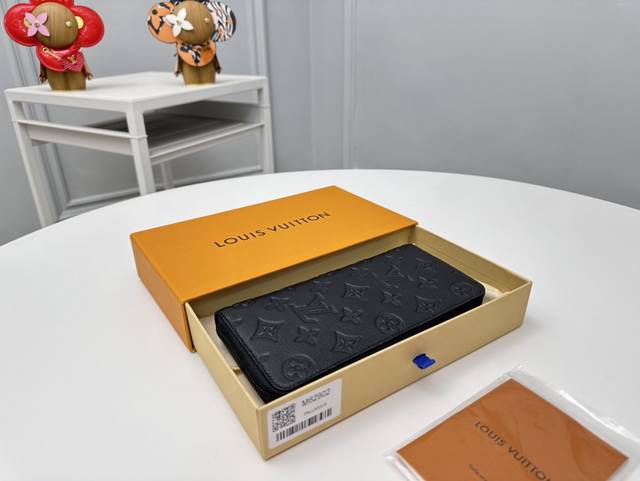 Factory P price full top layer leather top grade original M62902 The Zippy zippe