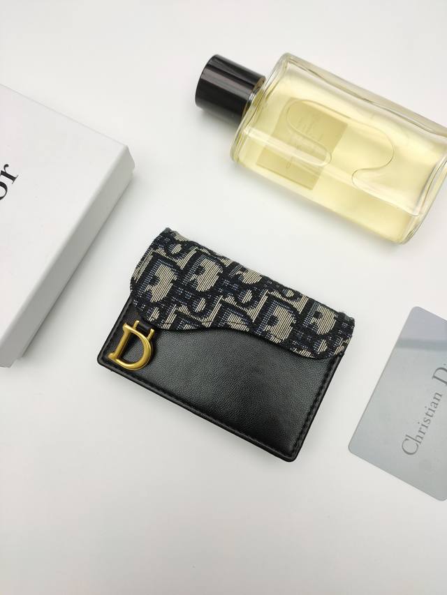 This Dior Saddle Flap Card Holder is practical and exquisite. It can replace the