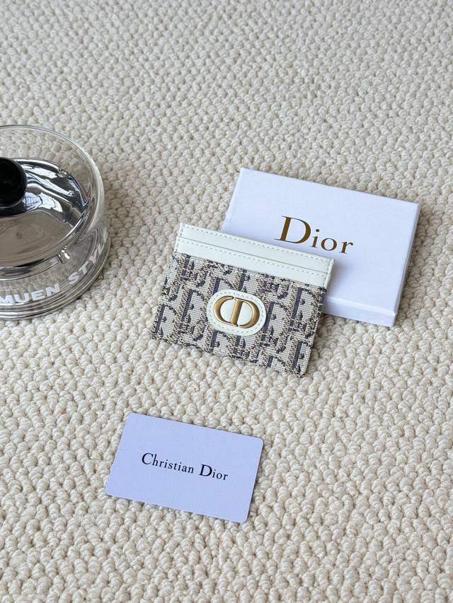 Dior This card holder - 30 Montaigne card holder is refined and elegant. Made of