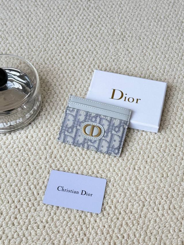 Dior This card holder - 30 Montaigne card holder is refined and elegant. Made of