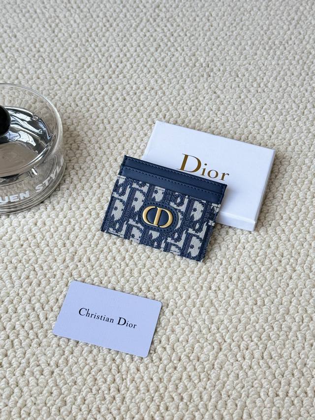 Dior This card holder - 30 Montaigne card holder is refined and elegant. Made of