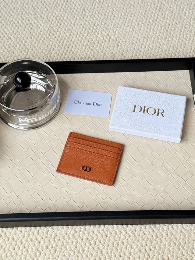 This Dior card holder is elegant and exquisite, made of cowhide. There are 3 ca