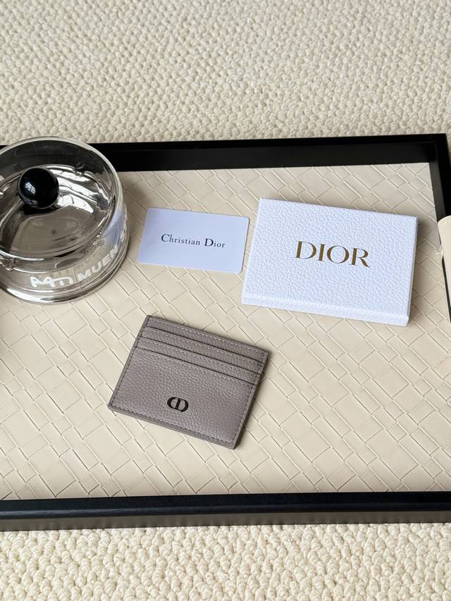 This Dior card holder is elegant and exquisitely made of cowhide. There are 3 c