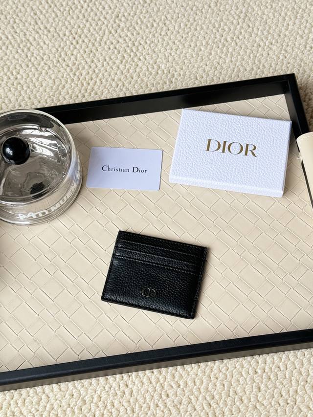 This Dior card holder is elegant and exquisite, made of cowhide. There are 3 ca