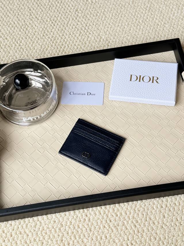 This Dior card holder is elegant and exquisite, made of cowhide. There are 3 ca