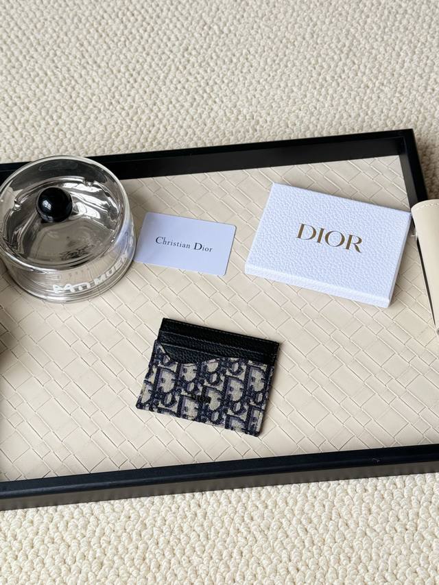 Men's Dior card holder is elegant and exquisite, made of cowhide. There are 3 c