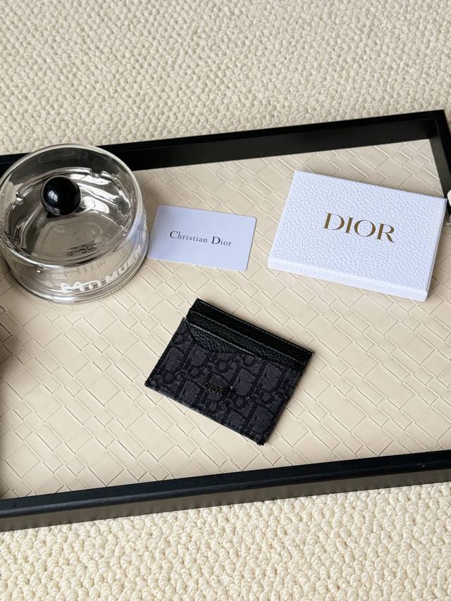 Men's Dior card holder is elegant and exquisite, made of cowhide. There are 3 c
