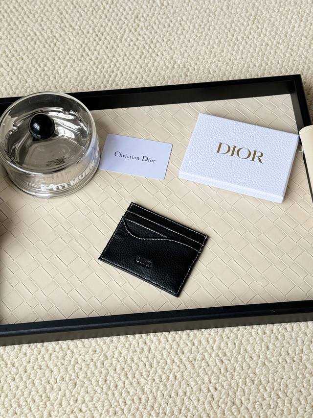 Men's Dior card holder is elegant and exquisite, made of cowhide. There are 3 c