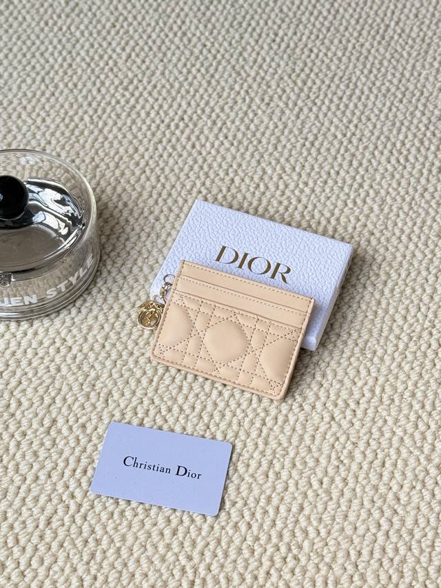 Ladydior sheepskin Code: S0974Ovrb M81B T Lady Dior five-grid cardholder Product