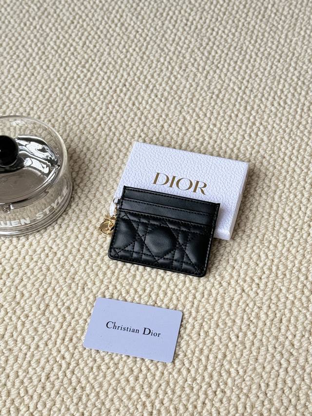 Ladydior sheepskin Code: S0974Ovrb M81B T Lady Dior five-grid cardholder Product