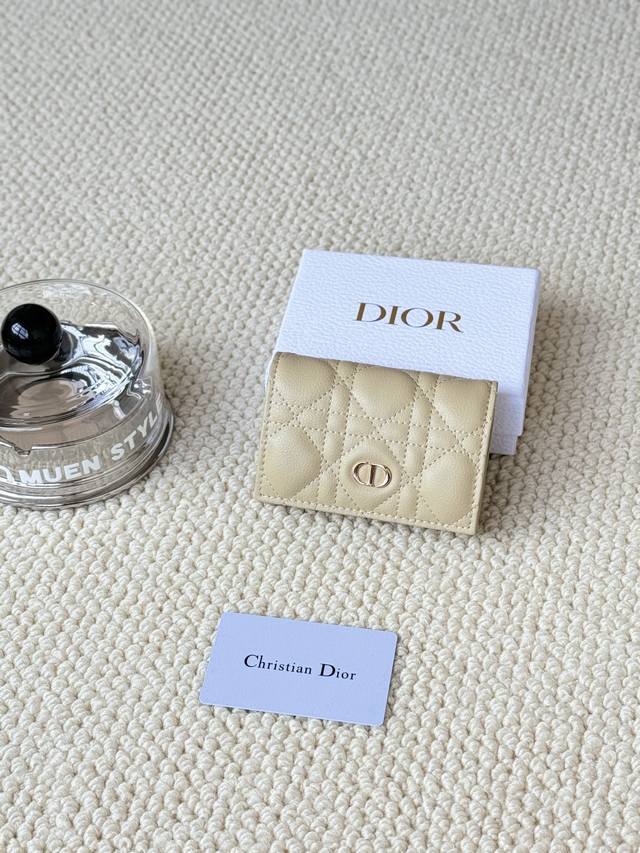This Dio Caro cardholder is elegant and practical. Crafted from soft cowhide le