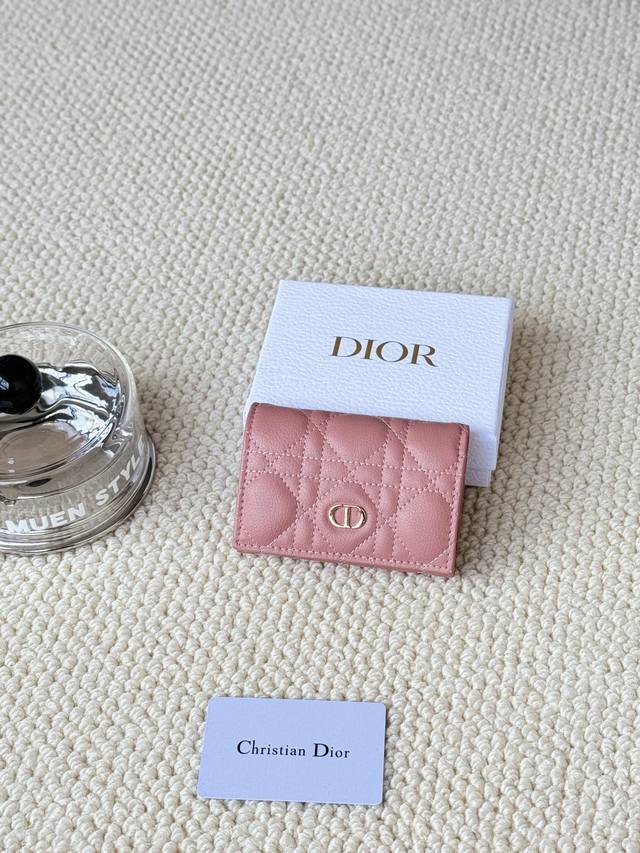 This Dio Caro cardholder is elegant and practical. Crafted from soft cowhide le