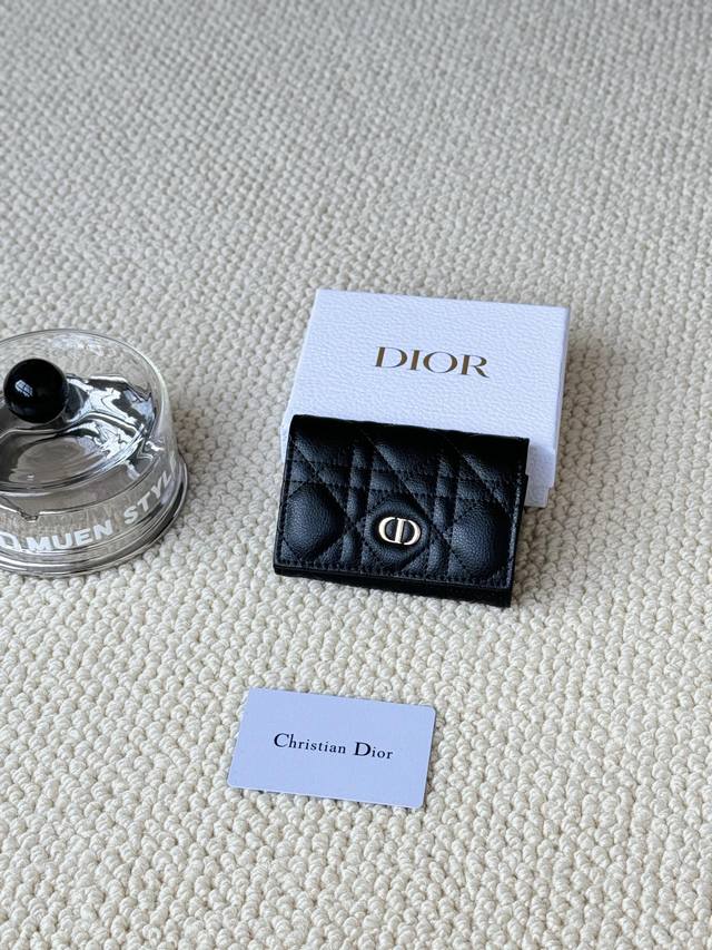 This Dio Caro cardholder is elegant and practical. Crafted from soft cowhide le