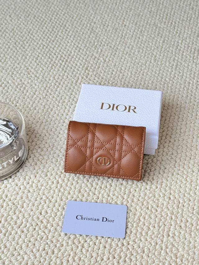 This Dio Caro cardholder is elegant and practical. Crafted from soft cowhide le