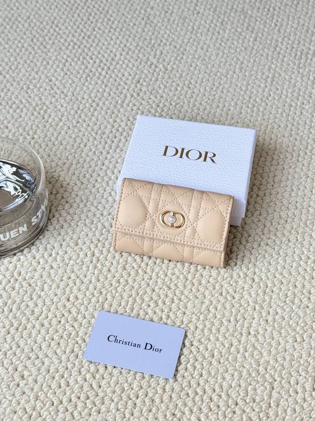 This Dio Caro Mini Pearl Card Holder is elegant and practical. Crafted from sof