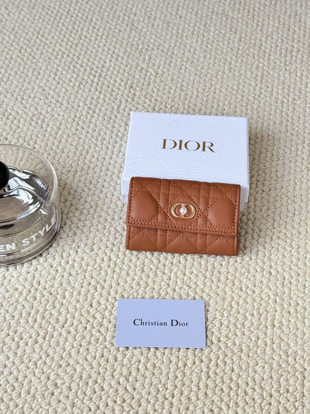 This Dio Caro Mini Pearl Card Holder is elegant and practical. Crafted from sof