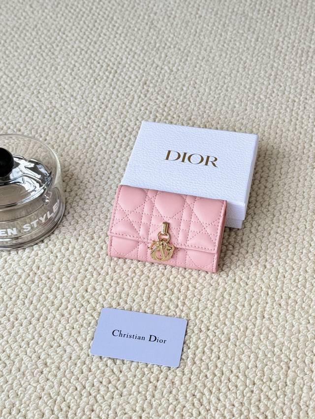 No.:S0966Onmj_M413 Dimensions:11X7.5X2.5Cm This My Dior Glycine wallet is practi