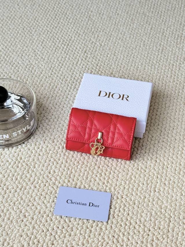 No.: S0966Onmj_M413 Size: 11X7.5X2.5Cm This My Dior Glycine wallet is practical