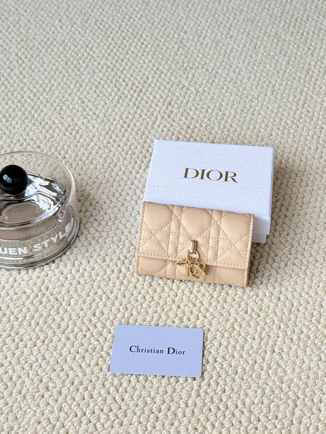 No.: S0966Onmj_M413 Size: 11X7.5X2.5Cm This My Dior Glycine wallet is practical