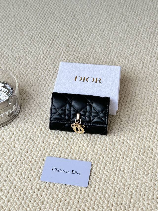 No.:S0966Onmj_M413 Dimensions:11X7.5X2.5Cm This My Dior Glycine wallet is practi