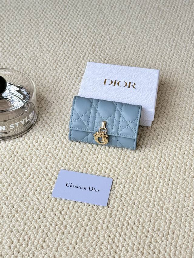 No.:S0966Onmj_M413 Dimensions:11X7.5X2.5Cm This My Dior Glycine wallet is practi