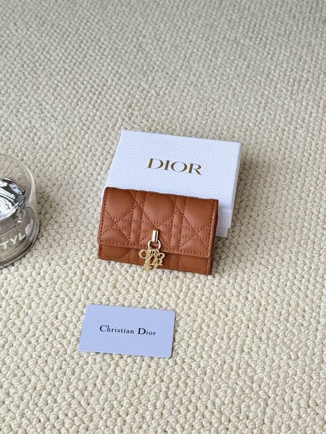 No.:S0966Onmj_M413 Dimensions:11X7.5X2.5Cm This My Dior Glycine wallet is practi