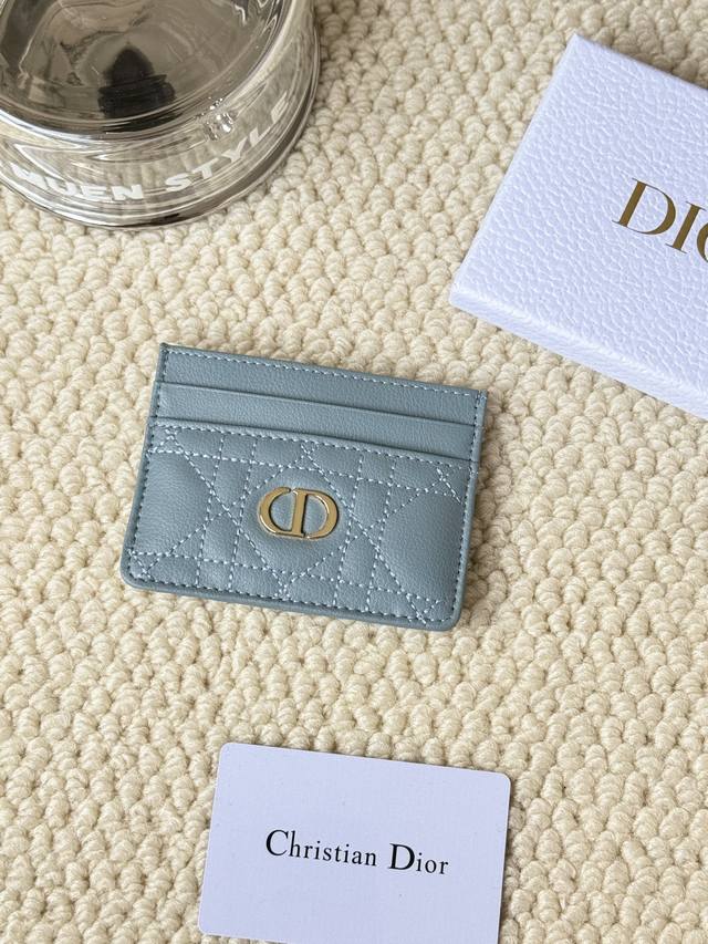 Code: S5130 Made of soft cowhide, decorated with rattan check stitching, and em