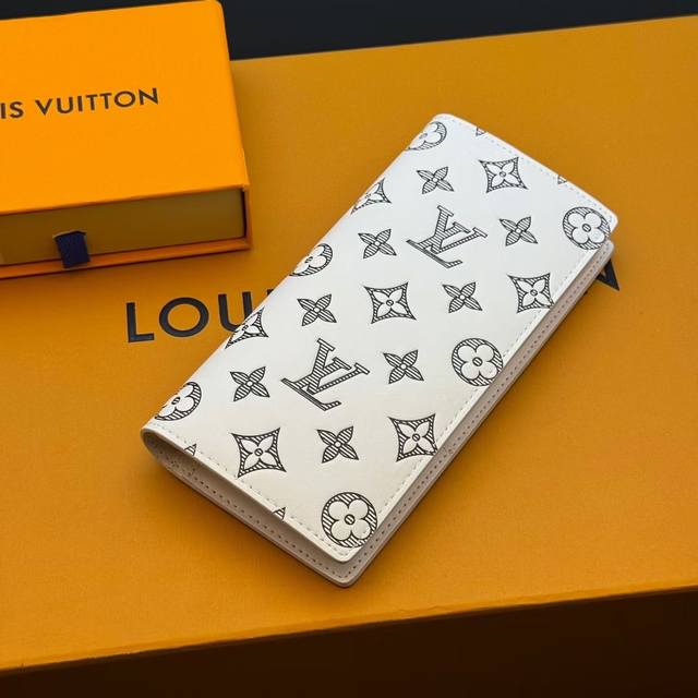 Upgraded version of the white silk-screened Brazza wallet. The elegant design i