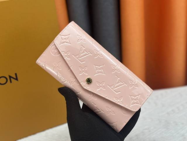 M60531-60668 Color inside This envelope wallet is made of elegant Monogram canva