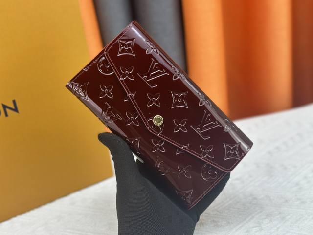 M60531-60668Inside color matching This envelope wallet is made of elegant Monogr