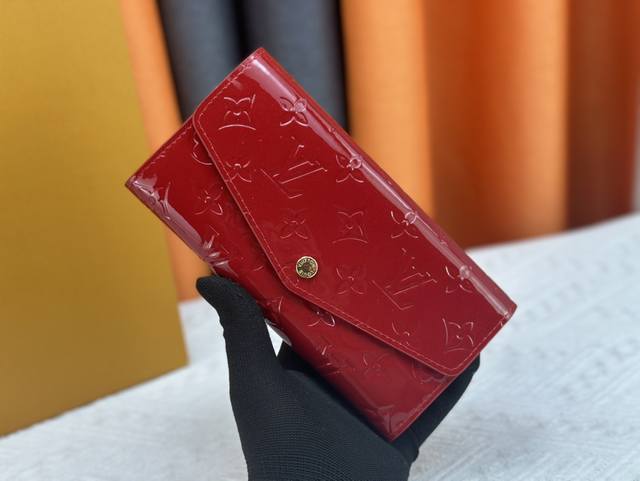 M60531-60668 Color inside This envelope wallet is made of elegant Monogram canva