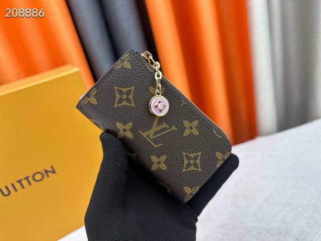 M14529 Monogram! Made from iconic Monogram canvas, the Noa keychain is an elegan